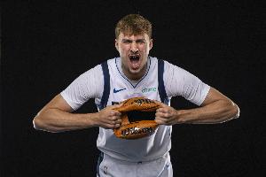 满弓战斧劈扣！解说：弗拉格运动能力之强 甚至觉得不像个新秀