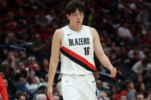 媒体人：开拓者目前这套玩法 杨瀚森再过几场就得去发展联盟练级