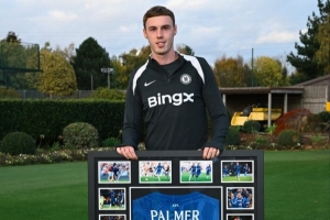 俱乐部百次出场，切尔西为帕尔默等五名球员颁发纪念礼物