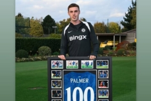 帕尔默晒切尔西百场球衣：接下来还有更多，等不及回归了！