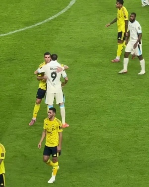 老友相逢！赛后C罗与本泽马拥抱致意，两人曾并肩作战342场