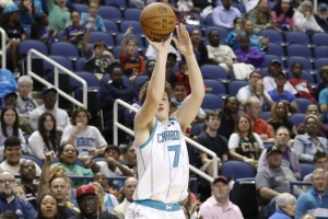 30投16中！克尼佩尔三分命中率53.3% 在出手30+球员里高居第一