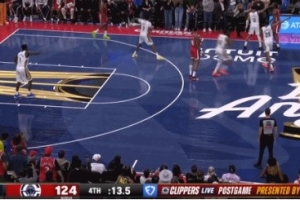 不应该！小卡关键时刻脱手失误 快船白白交出球权