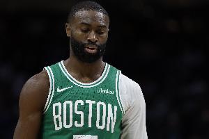 迷失！杰伦-布朗14投6中拿到12分5助出现5失误 正负值-20并列最低