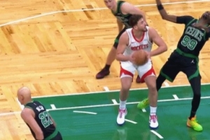 夸张了！布歇防守对抗后仰倒地 被吹假摔送火箭1分