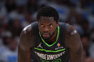 内外开花！兰德尔半场9中6砍全队最高15分 三分3中2