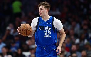 投篮不准&罚球很稳！弗拉格场均13.8+6.5+3 命中率37.3%&罚球100%