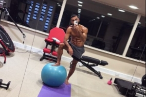 腹肌抢镜，萨拉赫社媒晒健身房训练照