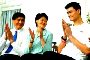 杨毅：姚明在火箭时父母也在被队友嘲笑 但中国孩子就得有人照顾