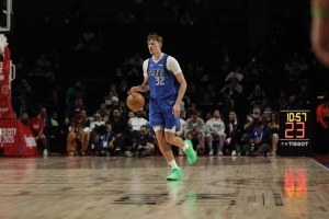 尼克-杨：弗拉格的新秀赛季不会像文班一样 他需要慢慢学习