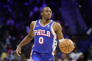 次节回暖！马克西半场10中6砍下18分3板4助 4失误