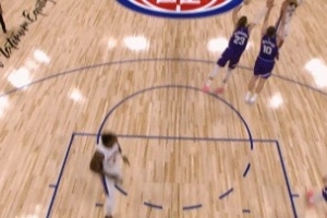 太厉害！康宁汉姆撤步顶着两人扔进三分 末节已砍下19分！