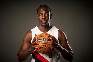 霍勒迪：球队开局有些慢热 但大家坚持下来了 我们知道会找回节奏