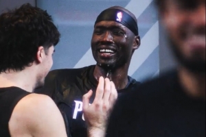 三分5中4砍12分掀翻卫冕冠军！里斯赛后在更衣室被队友泼水庆祝