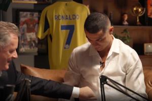 摩根锤了锤C罗的腹肌：你介意我碰一下吗...嗯，就像在敲花岗岩